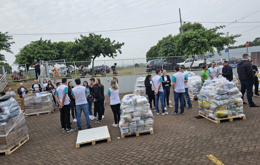 Dia C: Copagril doa carreta cheia de donativos para campanha 