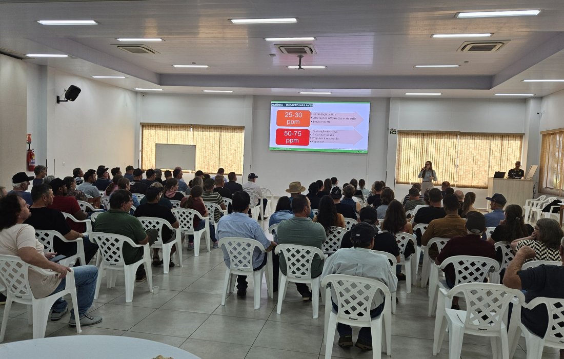Cooperaves reúne cooperados da avicultura Lar/Copagril para alinhamento técnico 