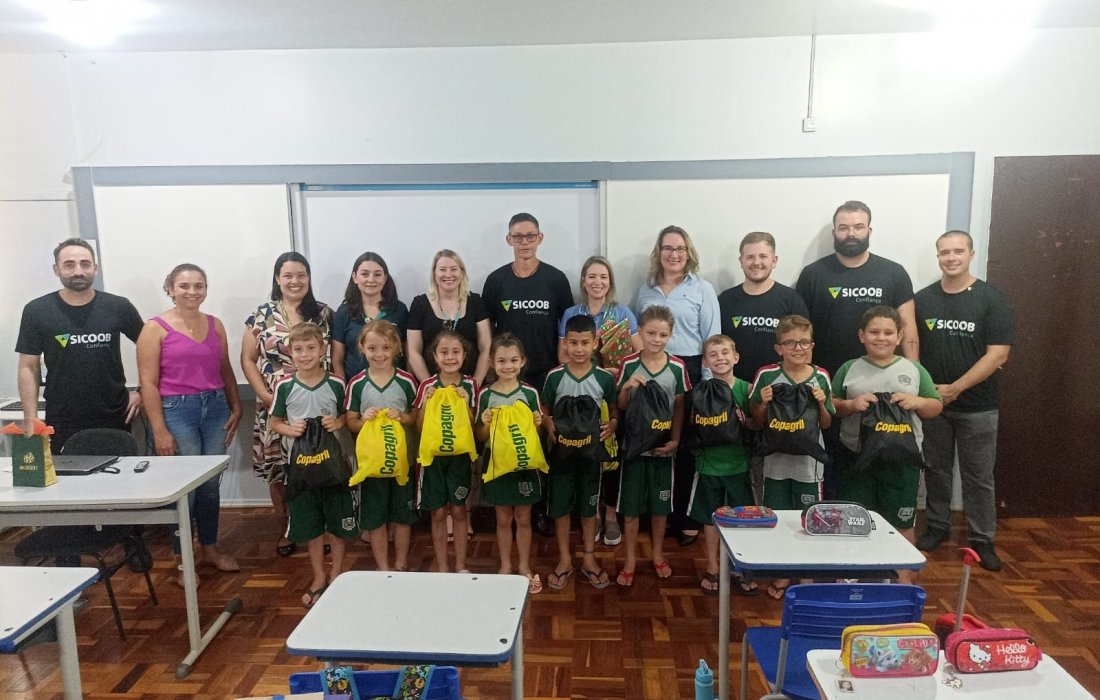 Cooperativas do Conselho da Acimacar distribuem brinquedos em a&ccedil;&atilde;o de Natal