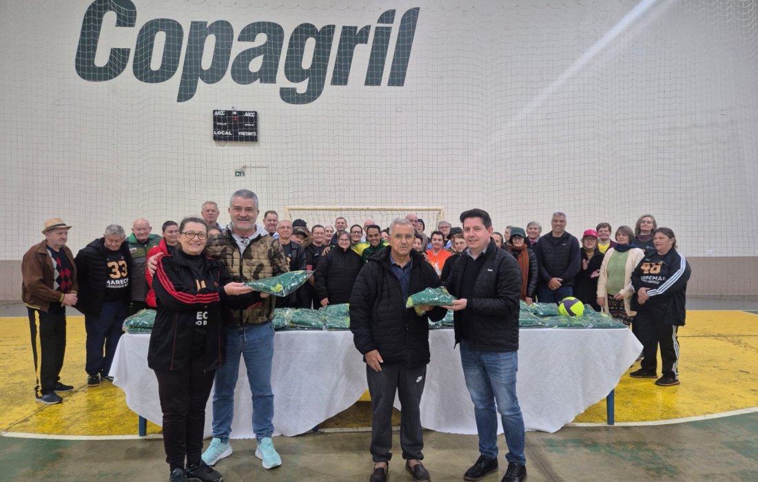 Entrega de agasalhos destaca protagonismo da terceira idade no esporte em Marechal Candido Rondon