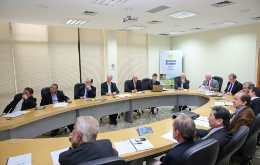 Diretores da Ocepar participam de reuni&atilde;o ordin&aacute;ria em Curitiba