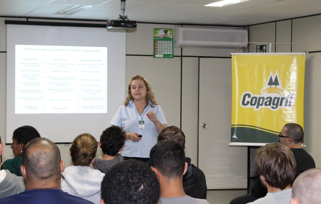 Estudantes e professores da UFPR de Curitiba visitam a Copagril