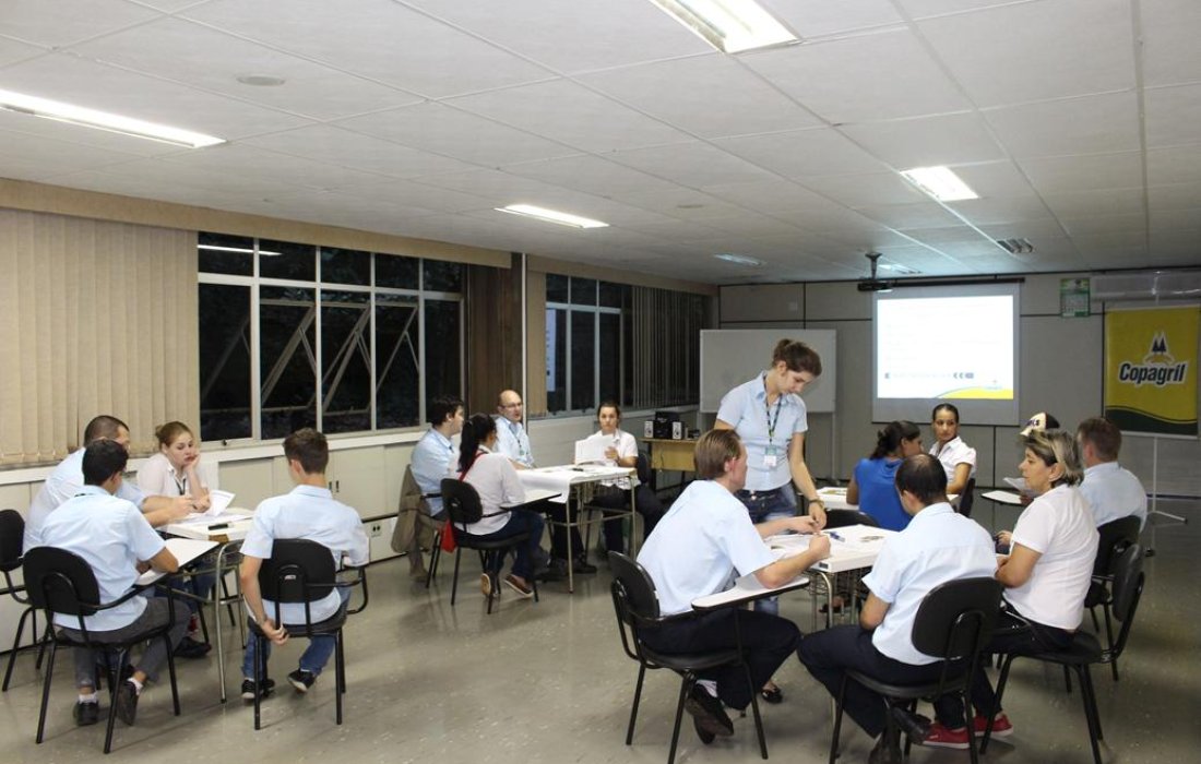 Funcion&aacute;rios dos setor de hortifrutis dos supermercados Copagril recebem treinamento