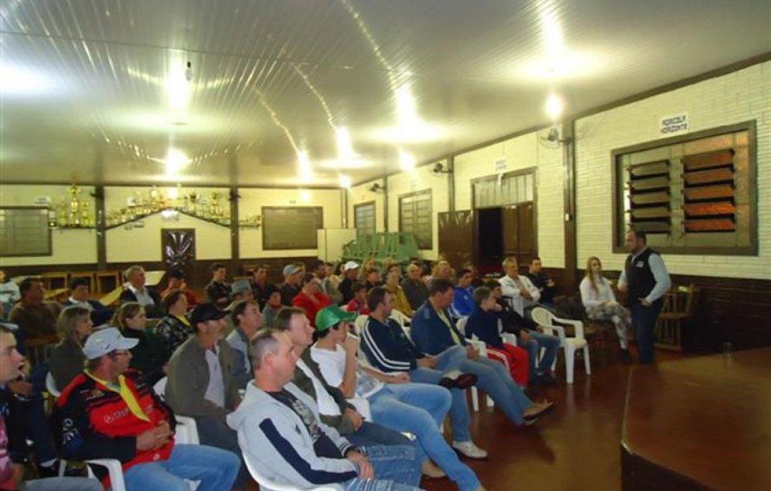 Per&iacute;odo de transi&ccedil;&atilde;o de vacas leiteiras &eacute; tema de palestras aos associados de Pato Bragado