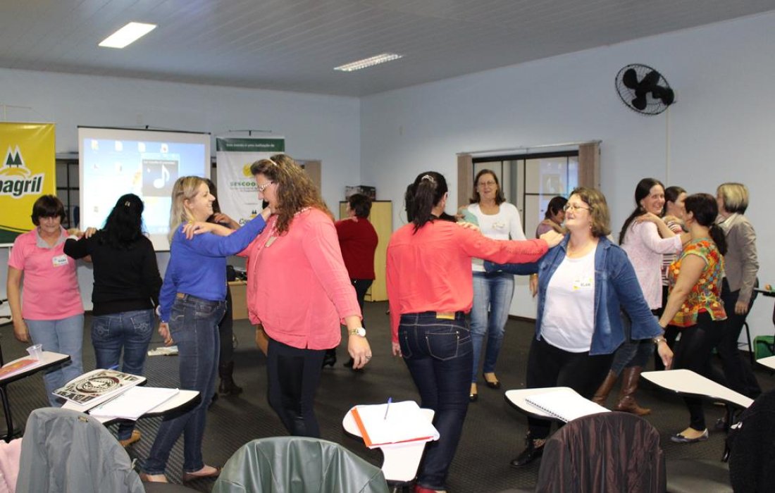 Mulheres e jovens aperfei&ccedil;oam a comunica&ccedil;&atilde;o em curso de lideran&ccedil;a