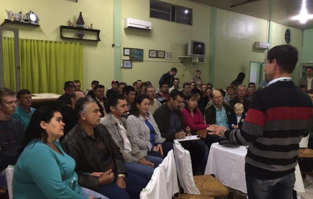 Associados de Entre Rios do Oeste participam de palestra sobre leite