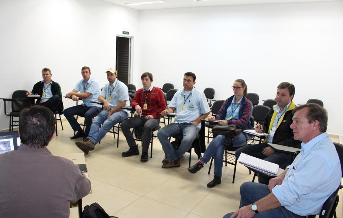 Profissionais t&eacute;cnicos do fomento su&iacute;nos recebem orienta&ccedil;&otilde;es sobre doen&ccedil;as emergenciais