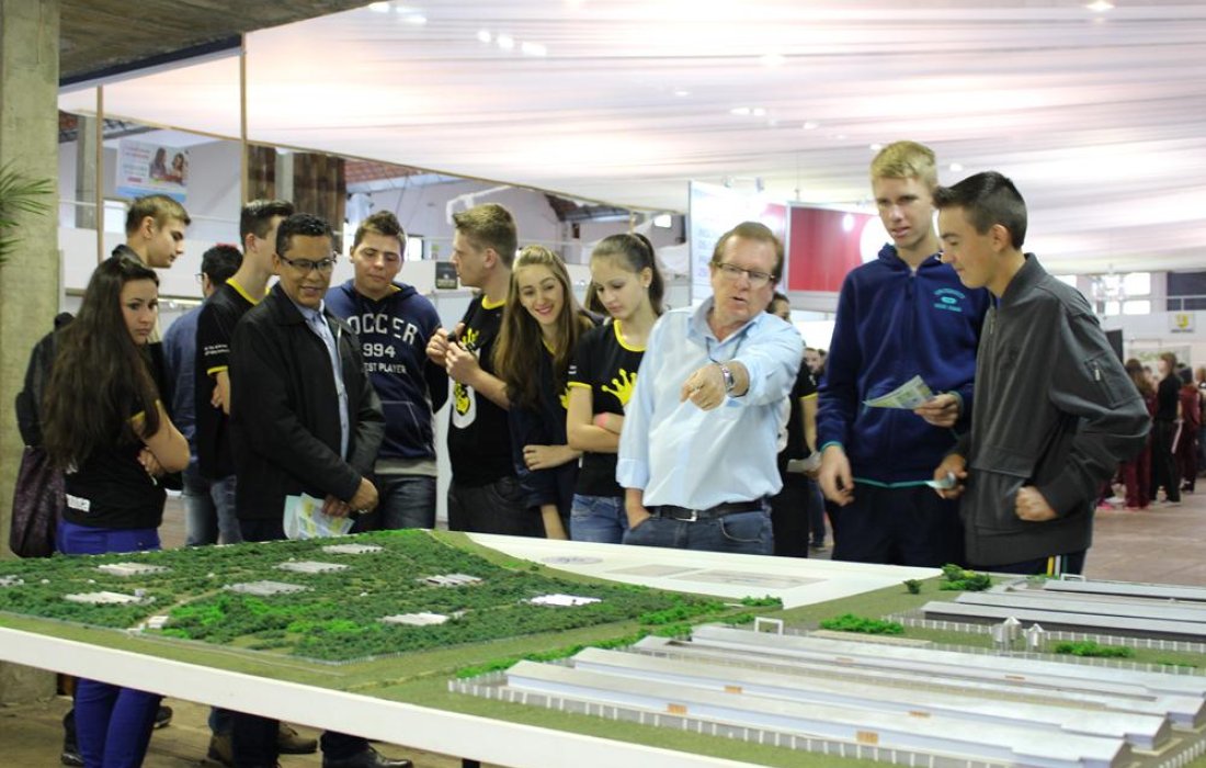 Copagril auxilia na orienta&ccedil;&atilde;o de estudantes durante Feira de Profiss&otilde;es