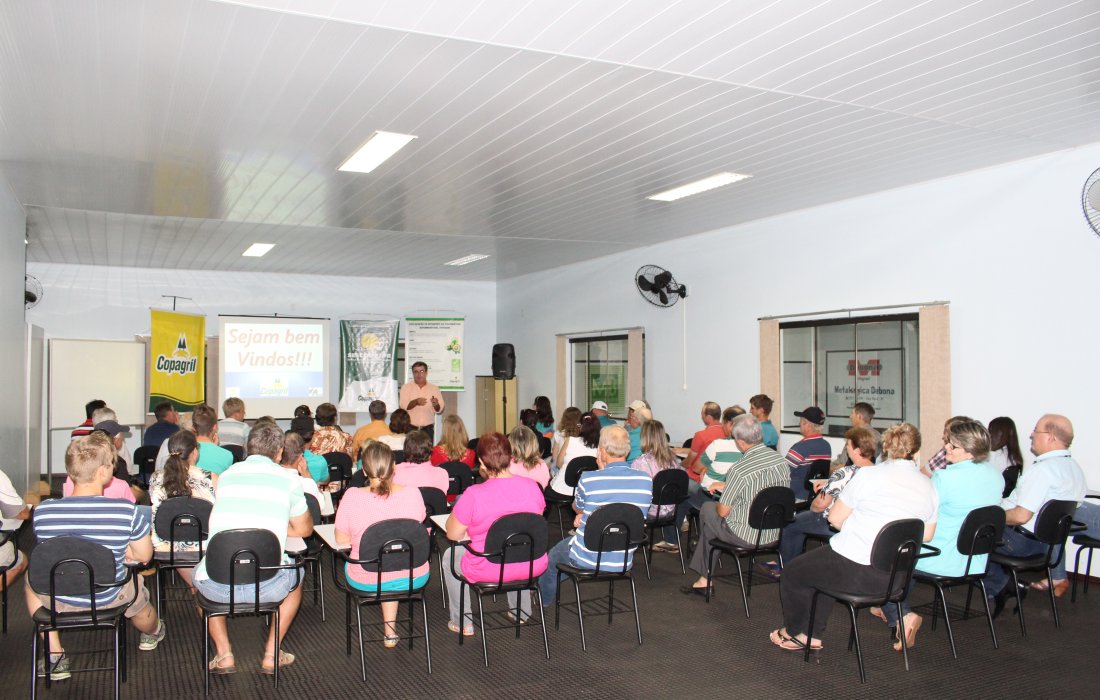 Associados e familiares da Copagril recebem palestra sobre cooperativismo