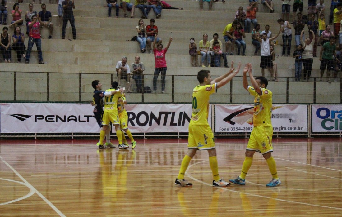 Copagril Futsal conquista vit&oacute;ria sobre Castro e se mant&eacute;m no topo
