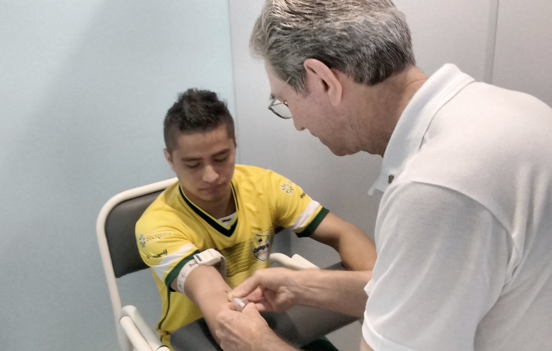 Atletas da equipe Copagril Futsal participam de estudo cient&iacute;fico