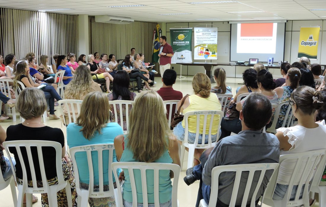 Encontro de sensibiliza&ccedil;&atilde;o do Cooperjovem &eacute; realizado a educadores da &aacute;rea de a&ccedil;&atilde;o da Copagril