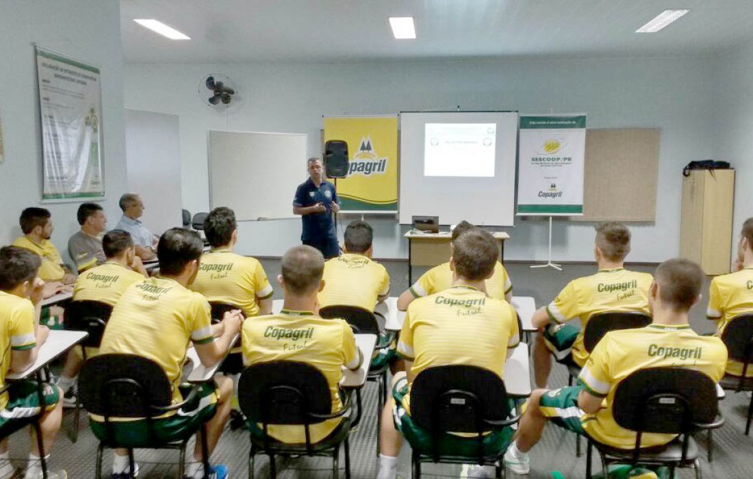 Elenco participa de palestra com &aacute;rbitro da Federa&ccedil;&atilde;o Paranaense de Futsal