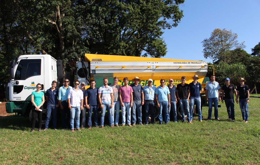 Alunos da Unioeste t&ecirc;m aula pr&aacute;tica de Agricultura de Precis&atilde;o na Copagril