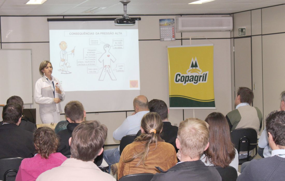Funcion&aacute;rios assistem a palestra sobre hipertens&atilde;o arterial