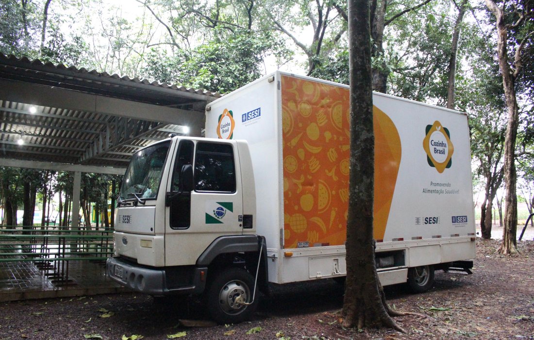 Ve&iacute;culo do programa Cozinha Brasil chega &agrave; AACC para curso que inicia amanh&atilde;