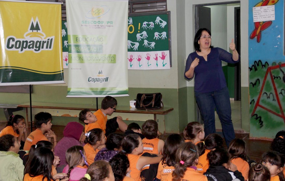 Copagril realiza palestras sobre cooperativismo em escolas da regi&atilde;o