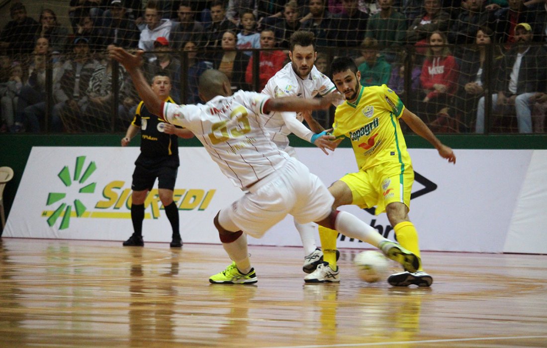 Torcida lota gin&aacute;sio e jogo entre Copagril e Intelli termina no empate