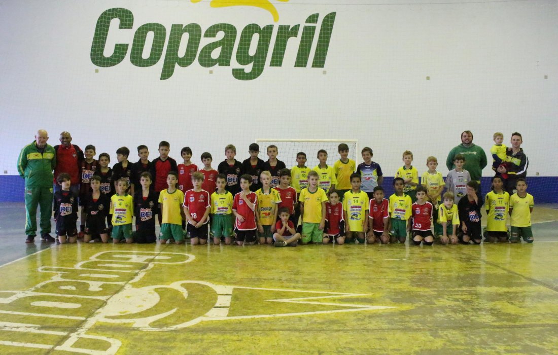 Escolinha de futsal AACC faz amistoso como forma de interc&acirc;mbio com Pato Branco 