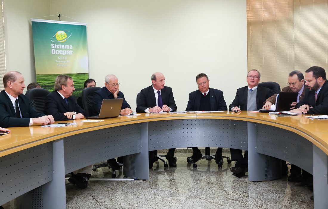 Ministro Blairo Maggi se re&uacute;ne com diretores da Organiza&ccedil;&atilde;o das Cooperativas do Paran&aacute; (Ocepar) 