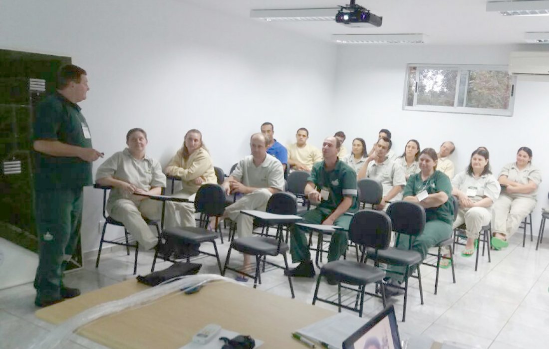 Curso �De olho na qualidade� &eacute; realizado na Unidade de Recria e Produ&ccedil;&atilde;o de Ovos F&eacute;rteis
