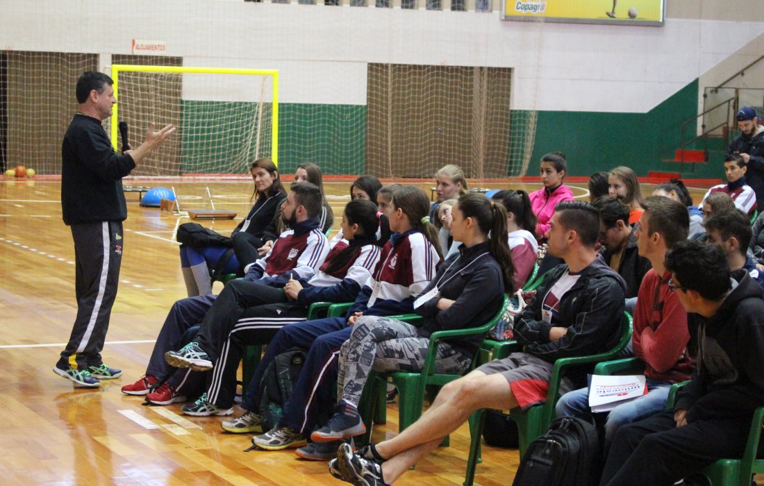 Acad&ecirc;micos da Unioeste conhecem trabalho profissional da Copagril Futsal