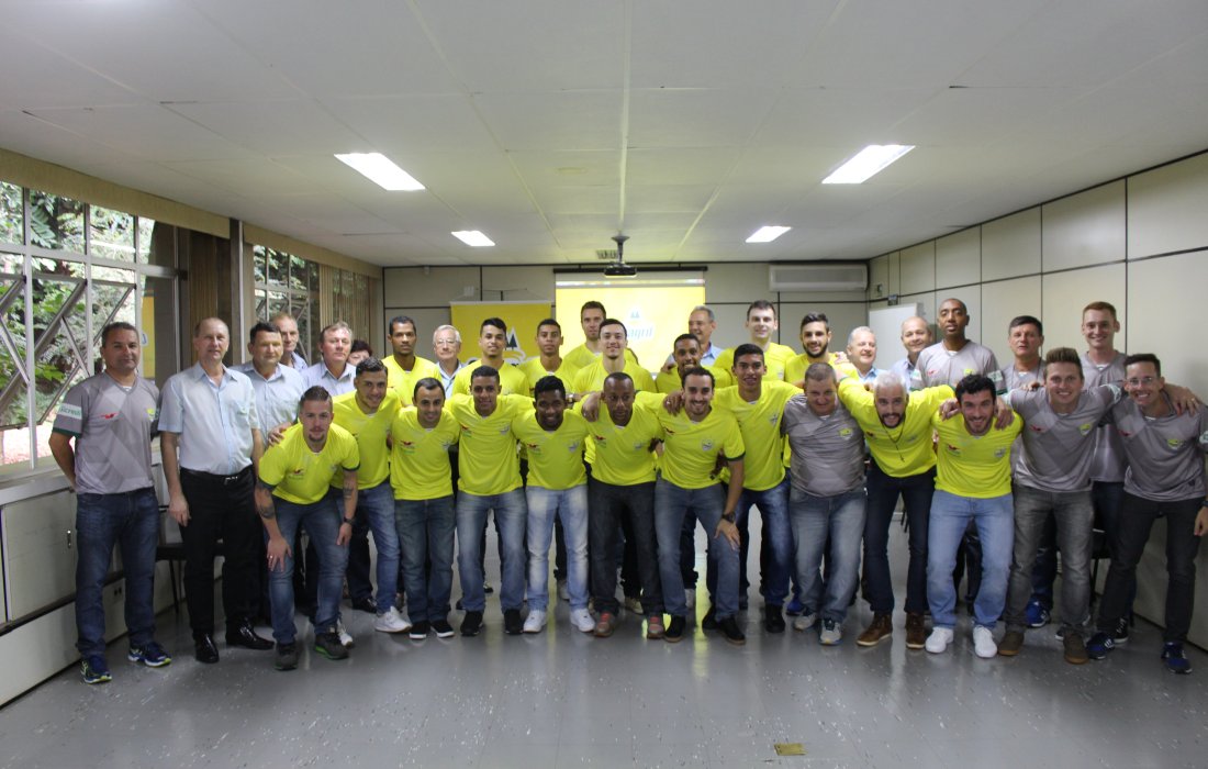 Atletas da Copagril Futsal se apresentam &agrave; diretoria