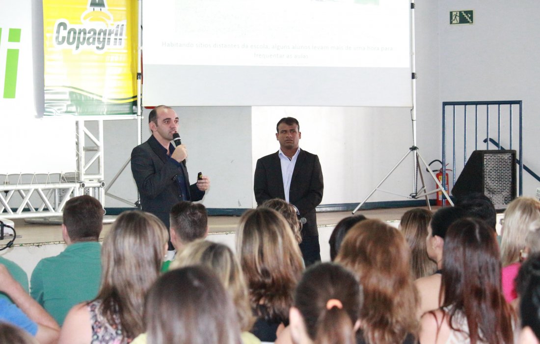 Profissionais de educa&ccedil;&atilde;o t&ecirc;m palestra motivadora nos programas "Cooperjovem" e "Uni&atilde;o Faz a Vida"