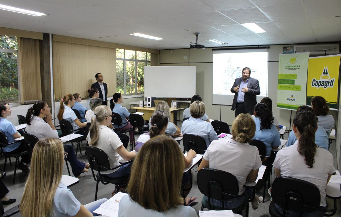 Palestra na Copagril estimula mulheres a terem ousadia, coragem e f&eacute;