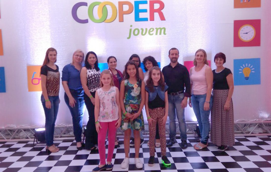 Cooperjovem homenageia professores e alunos que se destacaram no 10&ordm; Concurso de Reda&ccedil;&atilde;o