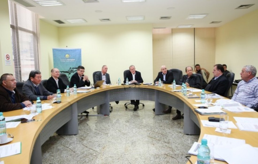 Diretores da Ocepar participam de reuni&atilde;o ordin&aacute;ria em Curitiba