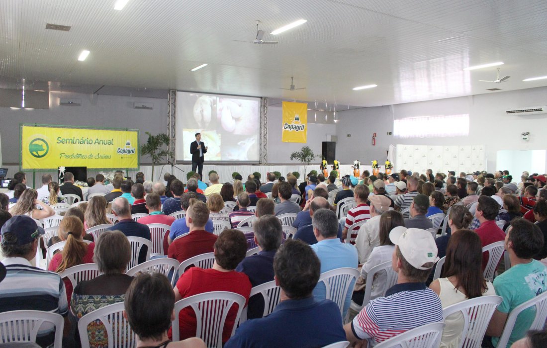 Produtores de su&iacute;nos da Copagril ampliam conhecimentos sobre sanidade durante semin&aacute;rio
