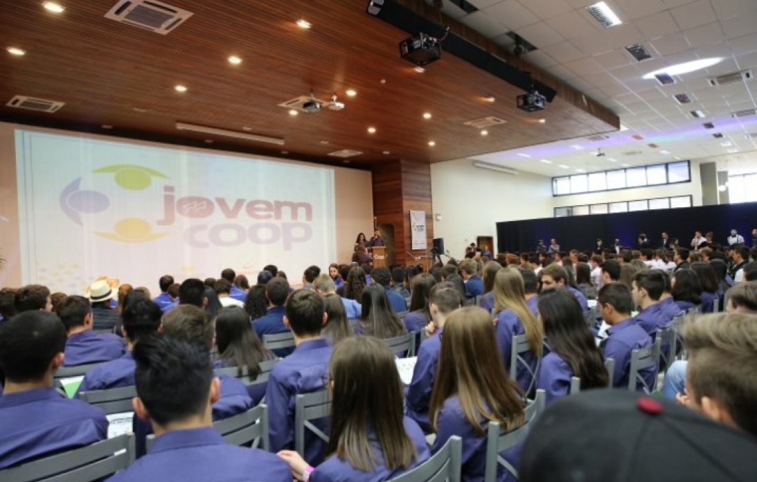 Jovens da Copagril participam do 26&deg; Encontro Estadual do Jovemcoop