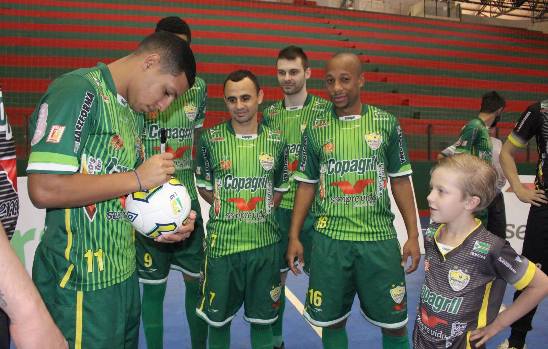 Torcedor-mirim da equipe Copagril Futsal impressiona pelo conhecimento sobre o time