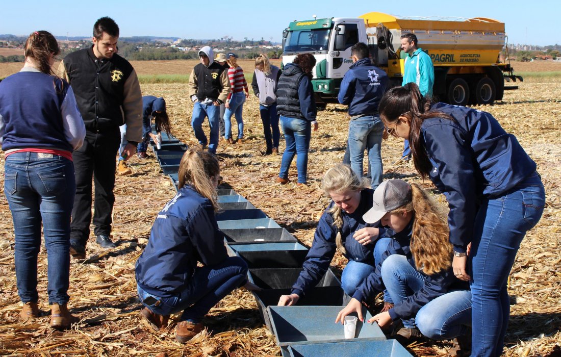 Copagril oferece apoio a atividade pr&aacute;tica de acad&ecirc;micos de Agronomia da Unioeste