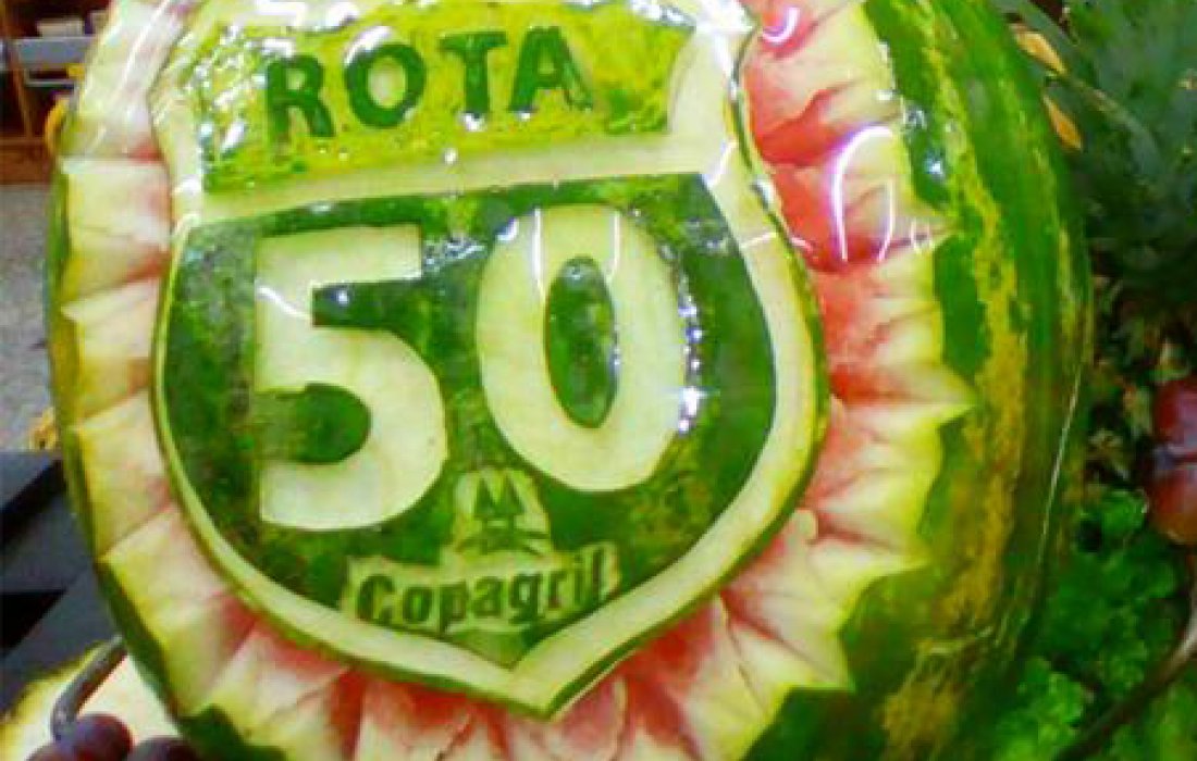 Arte em frutas encanta clientes do Supermercado Copagril de Gua&iacute;ra