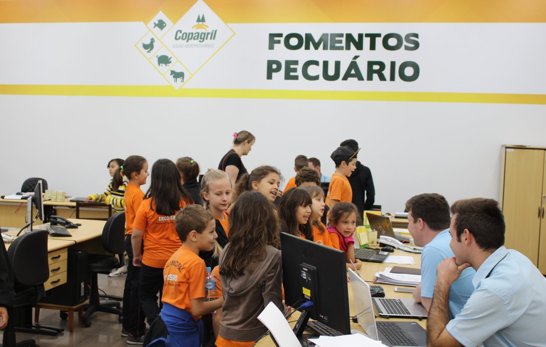 Copagril abre as portas para mostrar a alunos de escolas municipais profiss&otilde;es dentro da cooperativa