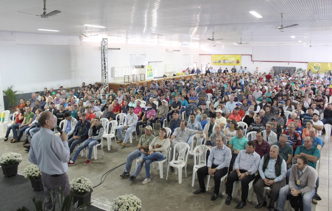 Copagril difunde conhecimentos e homenageia suinocultores durante semin&aacute;rio