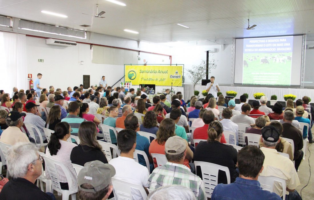 Semin&aacute;rio de Produtores de Leite Copagril homenageia os destaques do Paran&aacute;