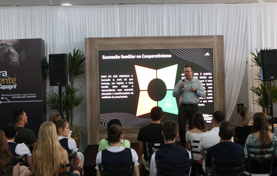 Copagril oferece palestra sobre Cooperativismo para Jovens dos Comit&ecirc;s na Expo Rondon