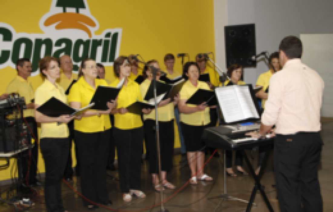 Coral Copagril faz brilhante apresenta&ccedil;&atilde;o no Supermercado Copagril da Avenida Rio Grande do Sul     
