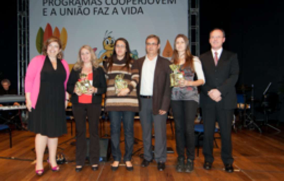 Cooperjovem: projeto da professora Marilei Balensiefer Lerner &eacute; premiado pelo Sescoop/PR            