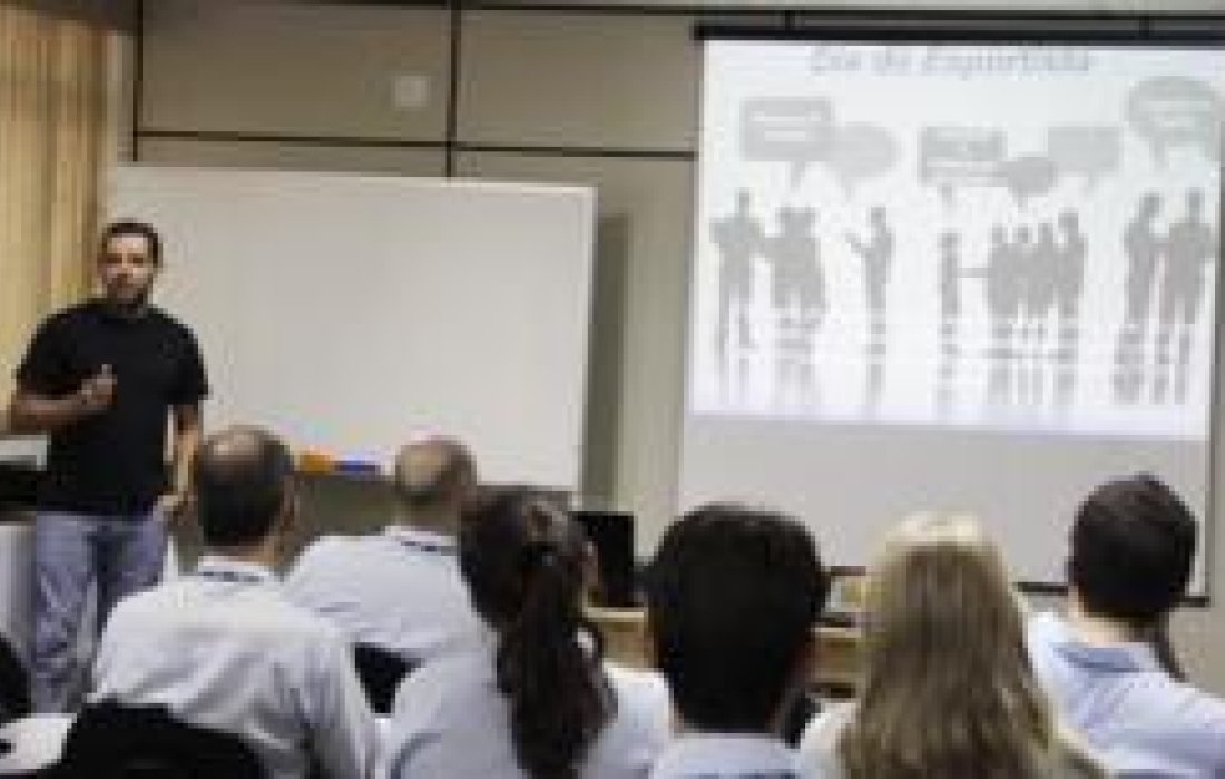 T&eacute;cnico Marquinhos Xavier ministra palestra sobre import&acirc;ncia da atividade f&iacute;sica                   
