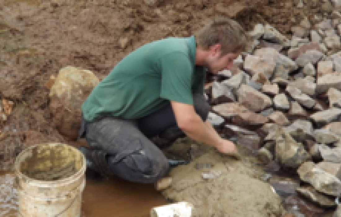 No Dia Mundial da &Aacute;gua, estudantes participam de recupera&ccedil;&atilde;o de nascente em Quatro Pontes           
