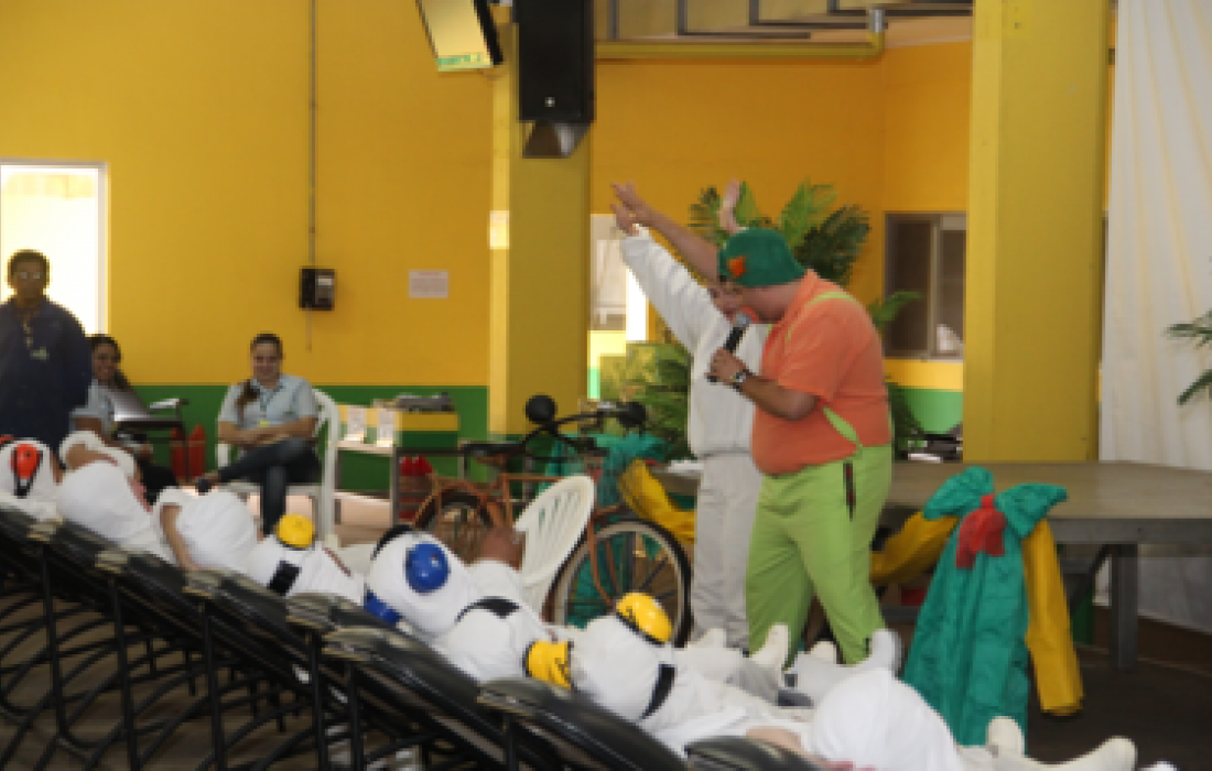 Apresenta&ccedil;&atilde;o humor&iacute;stica &eacute; realizada aos funcion&aacute;rios da UIA                            