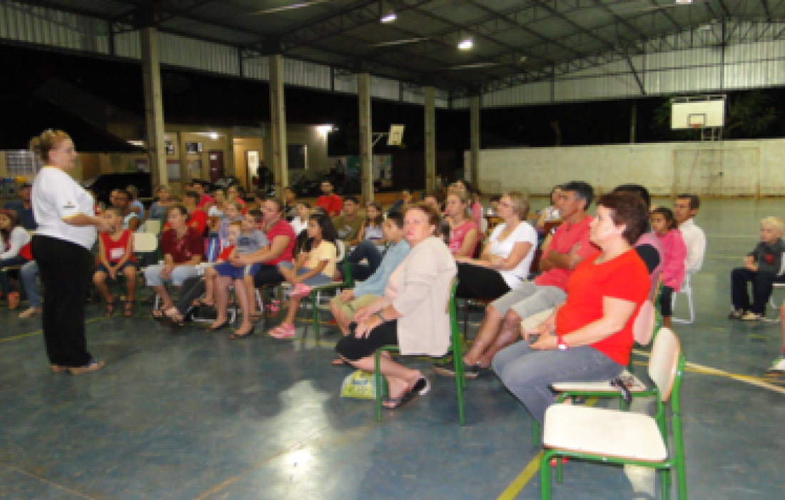 Palestra sobre coopera&ccedil;&atilde;o &eacute; realizada na Escola Municipal 25 de Julho                            