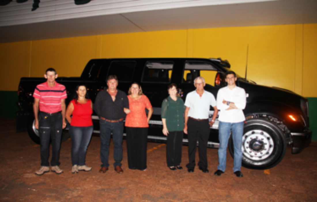 Casais saboreiam jantar da promo&ccedil;&atilde;o realizada no Dia de Campo                            