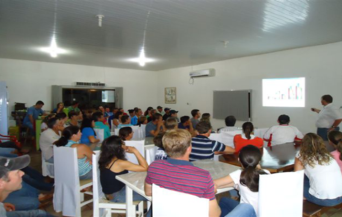 Produtores de Pato Bragado e regi&atilde;o assistem palestra t&eacute;cnica sobre controle da mastite             