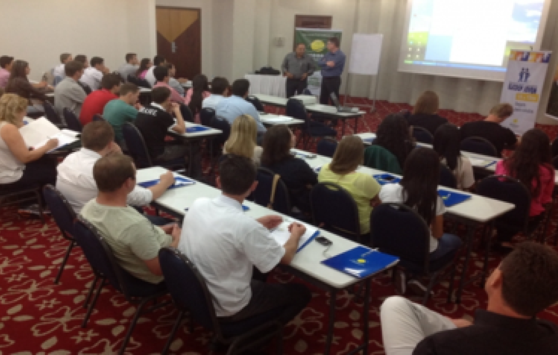 Jovens cooperativistas participam do Elicoop, em Maring&aacute;                            