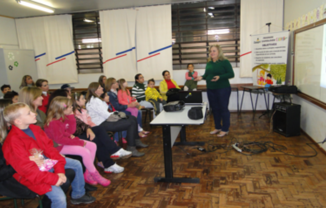 Palestra sobre motiva&ccedil;&atilde;o &eacute; realizada na Escola Crian&ccedil;a Feliz